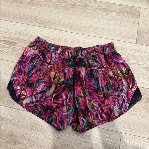 Women’s 12 Lululemon Hotty hot low rise lined shorts 4in- no tag - Picture 3 of 3